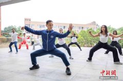 外国留学生“打卡”首个国